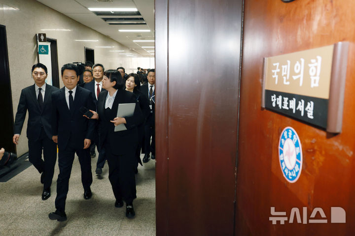 [서울=뉴시스] 고승민 기자 = 장동혁 국민의힘 대표가 20일 서울 여의도 국회에서 기자회견을 마친 뒤 대표실로 이동하고 있다. 2026.02.20. kkssmm99@newsis.com