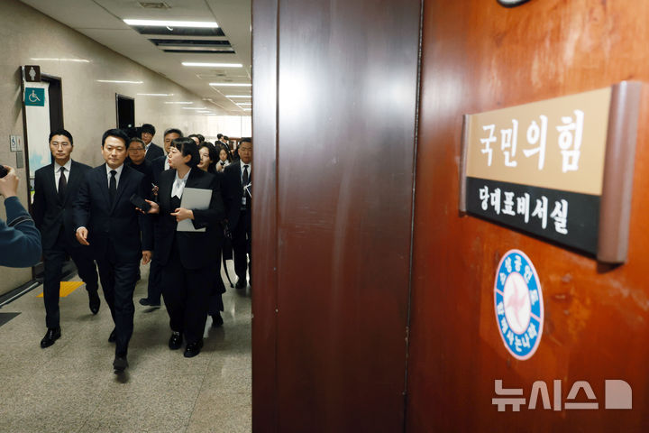 [서울=뉴시스] 고승민 기자 = 장동혁 국민의힘 대표가 20일 서울 여의도 국회에서 기자회견을 마친 뒤 대표실로 이동하고 있다. 2026.02.20. kkssmm99@newsis.com