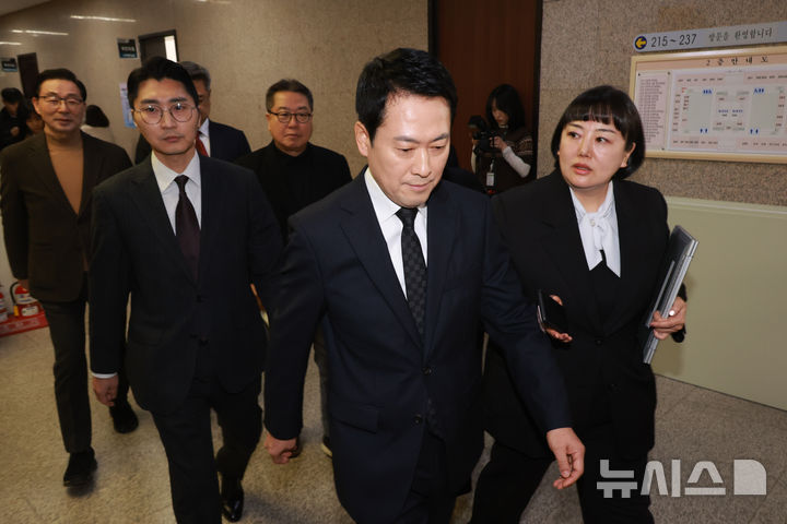 [서울=뉴시스] 고승민 기자 = 장동혁 국민의힘 대표가 20일 서울 여의도 국회에서 기자회견을 마친 뒤 대표실로 이동하고 있다. 2026.02.20. kkssmm99@newsis.com