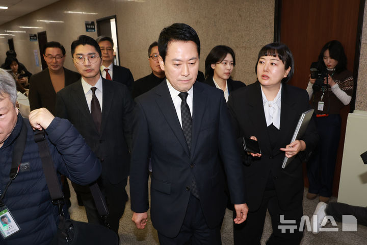 국힘 원외, 장동혁 거취 두고 충돌…"사퇴하라" "흔들지 말라"