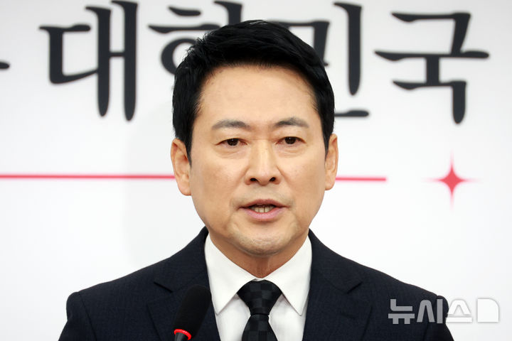 [서울=뉴시스] 고승민 기자 = 장동혁 국민의힘 대표가 20일 서울 여의도 국회에서 기자회견을 하고 있다. 2026.02.20. kkssmm99@newsis.com