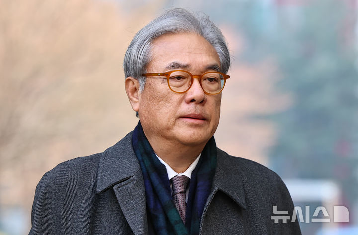 [서울=뉴시스] 최진석 기자 = 정진석 전 대통령 비서실장이 20일 서울 서초구 서울중앙지방법원에서 열린 '헌법재판관 미임명' 직권남용 권리행사방해 관련 2차 공판에 출석하고 있다. (공동취재) 2026.02.20. photo@newsis.com