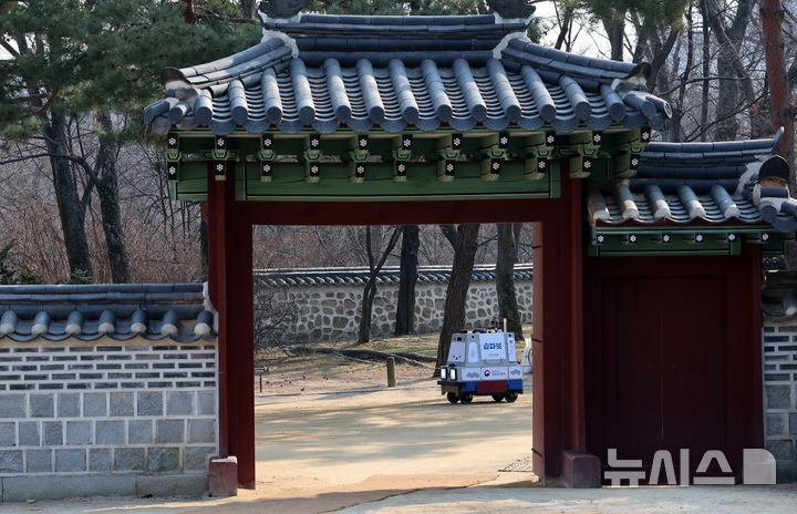 [서울=뉴시스] 이영환 기자 = 20일 오전 서울 종로구 창덕궁 후원에서 순찰 로봇 '순라봇'이 순찰 시연을 하고 있다.순라봇은 주간(8~18시) 10시30분, 15시30분 각 1회(총 2회), 야간(18시30분~익일8시30분) 2시간에 1회(총 7회) 상황실과 연계하여 원격 순찰을 진행한다. 2026.02.20. 20hwan@newsis.com