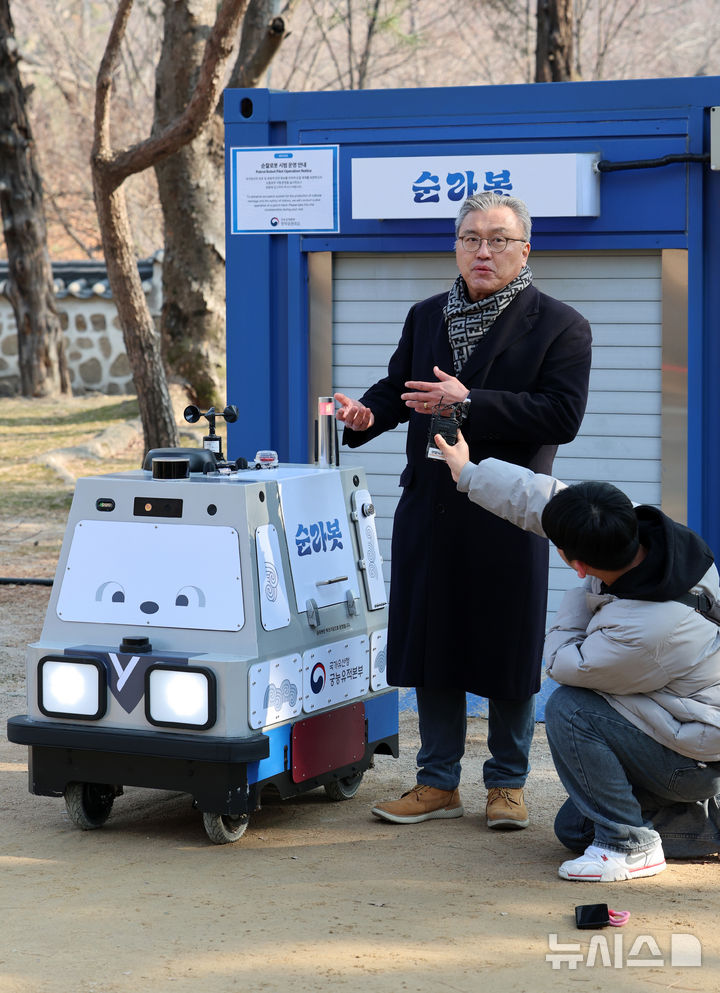 [서울=뉴시스] 이영환 기자 = 20일 오전 서울 종로구 창덕궁 후원에서 진행된 순찰 로봇 '순라봇' 순찰 시연에 앞서 강경순 도구공간 본부장이 순라봇 기능에 대해 설명하고 있다.순라봇은 주간(8~18시) 10시30분, 15시30분 각 1회(총 2회), 야간(18시30분~익일8시30분) 2시간에 1회(총 7회) 상황실과 연계하여 원격 순찰을 진행한다. 2026.02.20. 20hwan@newsis.com