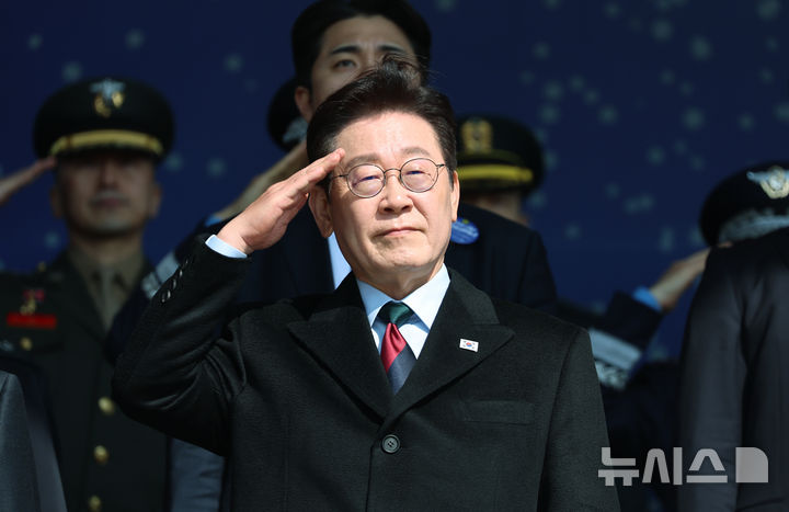 [계룡=뉴시스] 최동준 기자 = 이재명 대통령이 20일 충남 계룡대 대연병장에서 열린 육·해·공군 사관학교 통합임관식에서 거수경례를 하고 있다. (청와대통신사진기자단) 2026.02.20. photocdj@newsis.com