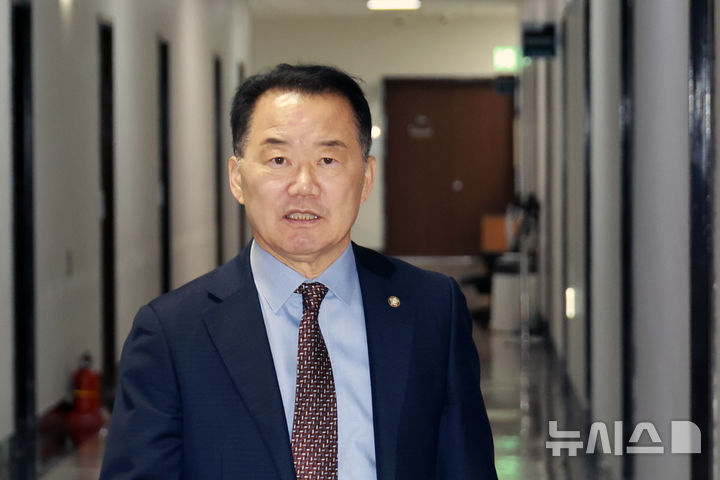 우 의장, 정보위 압색 승낙…정보위원장 "대통령 의식한 행보 유감"