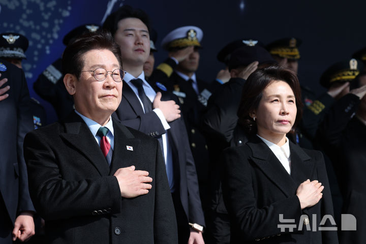 [계룡=뉴시스] 최동준 기자 = 이재명 대통령과 김혜경 여사가 20일 충남 계룡대 대연병장에서 열린 육·해·공군 사관학교 통합임관식에서 참석자들과 국민의례를 하고 있다. (청와대통신사진기자단) 2026.02.20. photocdj@newsis.com