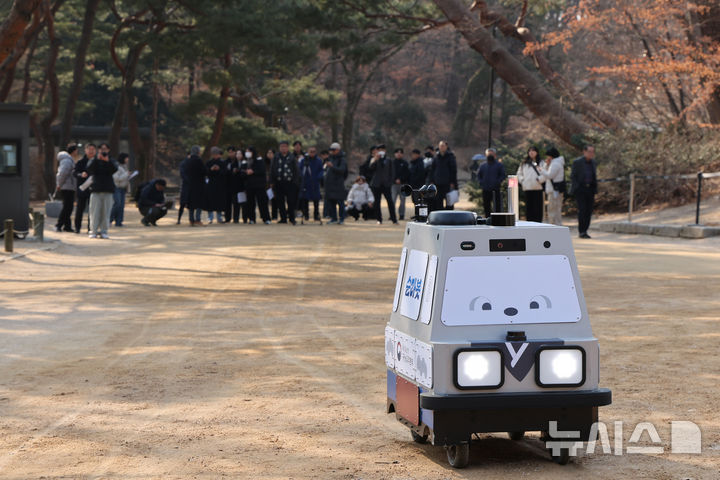 [서울=뉴시스] 이영환 기자 = 20일 오전 서울 종로구 창덕궁 후원에서 순찰 로봇 '순라봇'이 순찰 시연을 하고 있다.순라봇은 주간(8~18시) 10시30분, 15시30분 각 1회(총 2회), 야간(18시30분~익일8시30분) 2시간에 1회(총 7회) 상황실과 연계하여 원격 순찰을 진행한다. (공동취재) 2026.02.20. photo@newsis.com