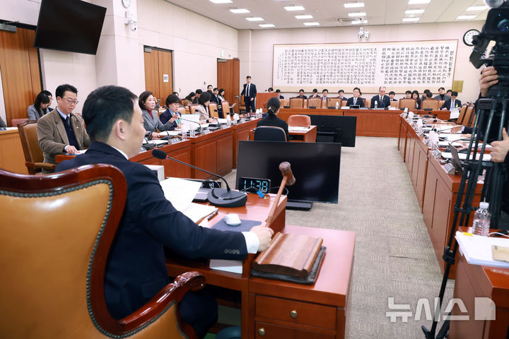 [서울=뉴시스] 고승민 기자 = 20일 서울 여의도 국회에서 열린 법제사법위원회 제5차 법안심사제1소위원회에서 김용민 소위원장이 회의를 주재하고 있다. 2026.02.20. kkssmm99@newsis.com