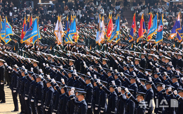 [계룡=뉴시스] 최동준 기자 = 20일 충남 계룡대 대연병장에서 열린 육·해·공군 사관학교 통합임관식에서 임관 장교들이 국가수호결의를 하고 있다. (청와대통신사진기자단) 2026.02.20. photocdj@newsis.com