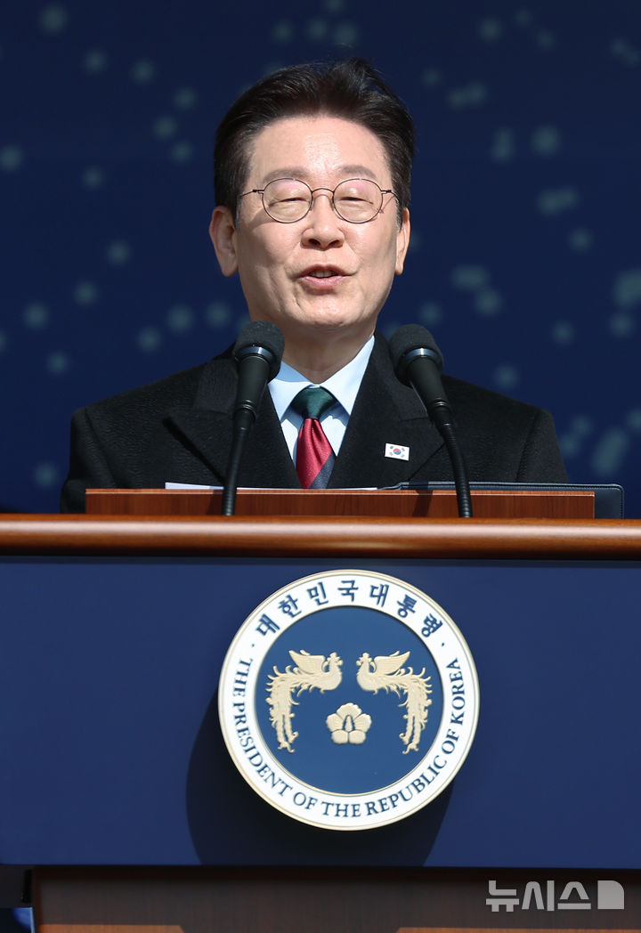 [계룡=뉴시스] 최동준 기자 = 이재명 대통령이 20일 충남 계룡대 대연병장에서 열린 육·해·공군 사관학교 통합임관식에서 축사하고 있다. (청와대통신사진기자단) 2026.02.20. photocdj@newsis.com