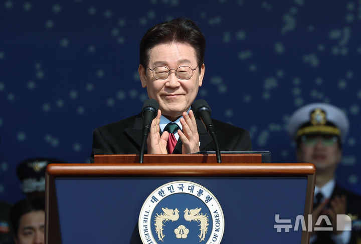 [계룡=뉴시스] 최동준 기자 = 이재명 대통령이 20일 충남 계룡대 대연병장에서 열린 육·해·공군 사관학교 통합임관식에서 임관 장교들을 향해 축하 박수를 치고 있다. (청와대통신사진기자단) 2026.02.20. photocdj@newsis.com