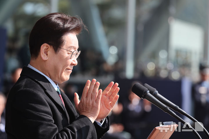 [계룡=뉴시스] 최동준 기자 = 이재명 대통령이 20일 충남 계룡대 대연병장에서 열린 육·해·공군 사관학교 통합임관식에서 임관 장교들을 향해 축하 박수를 치고 있다. (청와대통신사진기자단) 2026.02.20. photocdj@newsis.com