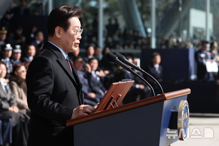 [계룡=뉴시스] 최동준 기자 = 이재명 대통령이 20일 충남 계룡대 대연병장에서 열린 육·해·공군 사관학교 통합임관식에서 축사하고 있다. (청와대통신사진기자단) 2026.02.20. photocdj@newsis.com