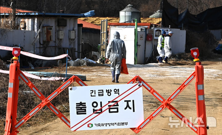 [평택=뉴시스] 김종택 기자 = 아프리카돼지열병(ASF)이 발생한 경기 평택시 한 양돈농장 입구에 20일 출입통제를 알리는 안내문이 설치돼 있다. 방역당국은 초동방역팀과 역학조사반을 현장에 파견해 외부인과 가축·차량의 농장 출입을 통제하고 사육 중인 돼지는 살처분을 실시하고 있다. 2026.02.20. jtk@newsis.com