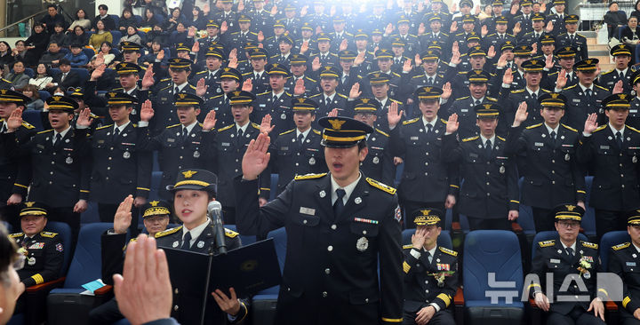 [인천=뉴시스] 전진환 기자 = 지난 2월 20일 오전 인천 강화군 인천소방학교에서 열린 제27기 신임소방공무원 졸업식에서 신임 소방관들이 복무선서를 하고 있다. 2026.02.20. amin2@newsis.com