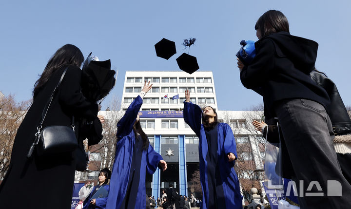 [서울=뉴시스] 김혜진 기자 = 지난달 20일 서울 용산구 숙명여자대학교에서 열린 2025학년도 전기 학위수여식에서 졸업생들이 학사모를 던지고 있다. 2026.02.20. jini@newsis.com