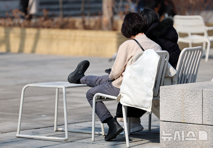 [서울=뉴시스] 이영환 기자 = 포근한 날씨를 보인 지난 20일 오후 서울 종로구 광화문광장에서 외투를 벗은 시민이 휴식을 취하고 있다. 2026.02.20. 20hwan@newsis.com