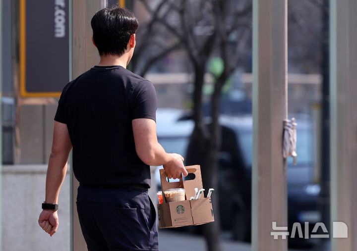 [서울=뉴시스] 이영환 기자 = 포근한 날씨를 보인 20일 오후 서울 종로구 세종대로에서 반팔을 입은 시민이 걸어가고 있다. 2026.02.20. 20hwan@newsis.com