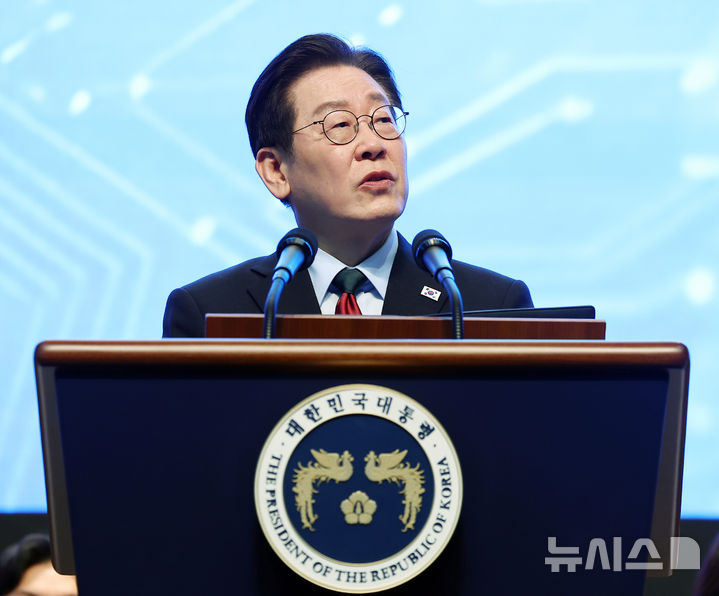 [대전=뉴시스] 최동준 기자 = 이재명 대통령이 20일 대전 유성구 카이스트(KAIST)에서 열린 학위수여식에서 축사하고 있다. (청와대통신사진기자단) 2026.02.20. photocdj@newsis.com