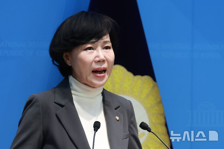 [서울=뉴시스] 고승민 기자 = 전현희 더불어민주당 의원이 20일 서울 여의도 국회 소통관에서 현안 기자회견을 하고 있다. 2026.02.20. kkssmm99@newsis.com