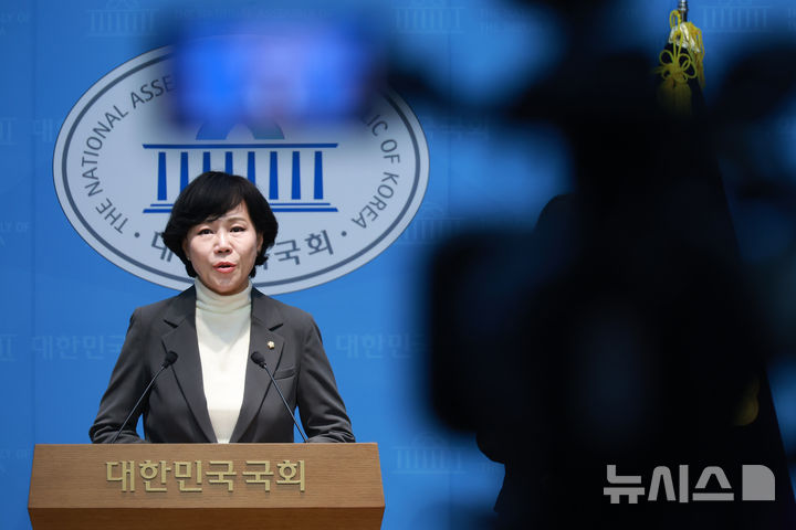 [서울=뉴시스] 고승민 기자 = 전현희 더불어민주당 의원이 20일 서울 여의도 국회 소통관에서 현안 기자회견을 하고 있다. 2026.02.20. kkssmm99@newsis.com