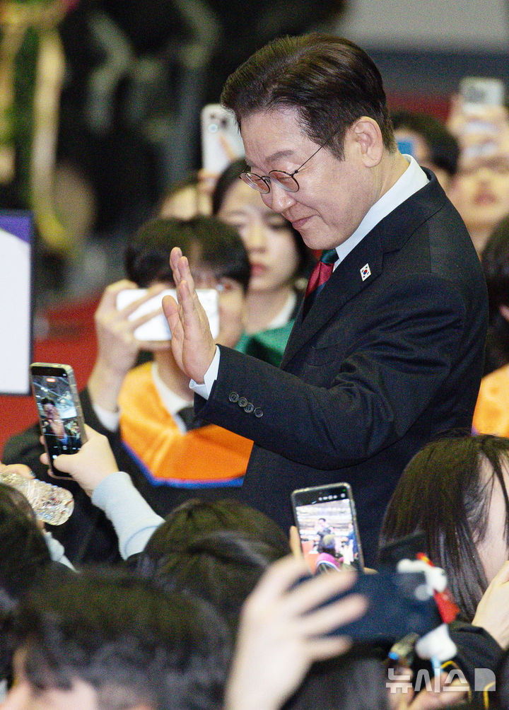 [대전=뉴시스] 최동준 기자 = 이재명 대통령이 20일 대전 유성구 카이스트(KAIST)에서 열린 학위수여식에 참석한 뒤 이동하며 졸업생들과 인사하고 있다. (청와대통신사진기자단) 2026.02.20. photocdj@newsis.com