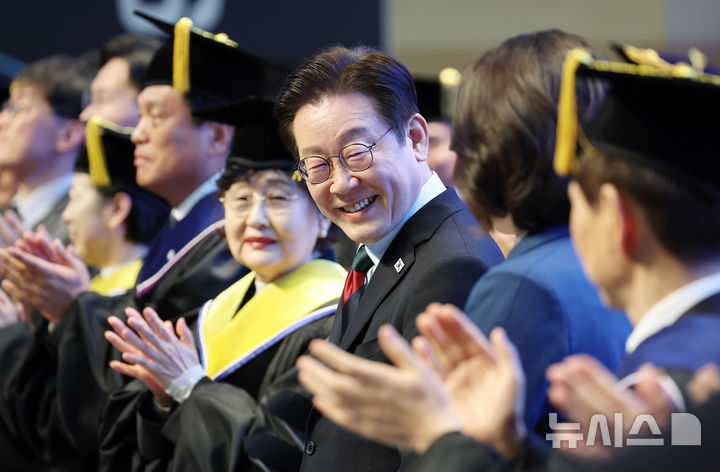 [대전=뉴시스] 최동준 기자 = 이재명 대통령이 20일 대전 유성구 카이스트(KAIST)에서 열린 학위수여식에 참석해 있다. (청와대통신사진기자단) 2026.02.20. photocdj@newsis.com