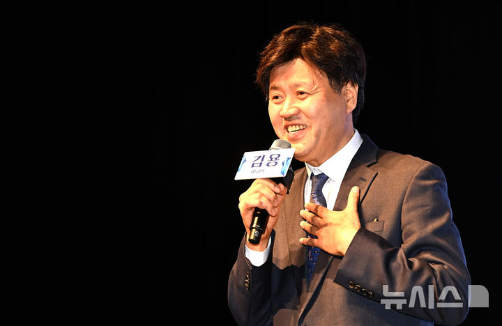 [수원=뉴시스] 김종택 기자 = 김용 전 민주연구원 부원장이 20일 경기 수원시 경기아트센터에서 열린 자신의 저서 '대통령의 쓸모' 출판기념회에서 인사말을 하고 있다. 2026.02.20. jtk@newsis.com