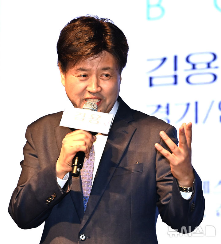 [수원=뉴시스] 김종택 기자 = 김용 전 민주연구원 부원장이 20일 경기 수원시 경기아트센터에서 열린 자신의 저서 '대통령의 쓸모' 출판기념회에서 인사말을 하고 있다. 2026.02.20. jtk@newsis.com