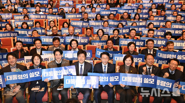 [수원=뉴시스] 김종택 기자 = 김용 전 민주연구원 부원장이 20일 경기 수원시 경기아트센터에서 열린 자신의 저서 '대통령의 쓸모' 출판 기념회에서 기념촬영을 하고 있다. 2026.02.20. jtk@newsis.com