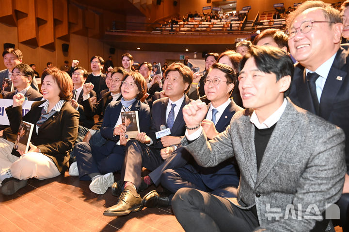 [수원=뉴시스] 김종택 기자 = 김용 전 민주연구원 부원장 등 참석자들이 20일 경기 수원시 경기아트센터에서 열린 자신의 저서 '대통령의 쓸모' 출판 기념회에서 기념촬영을 하고 있다. 2026.02.20. jtk@newsis.com