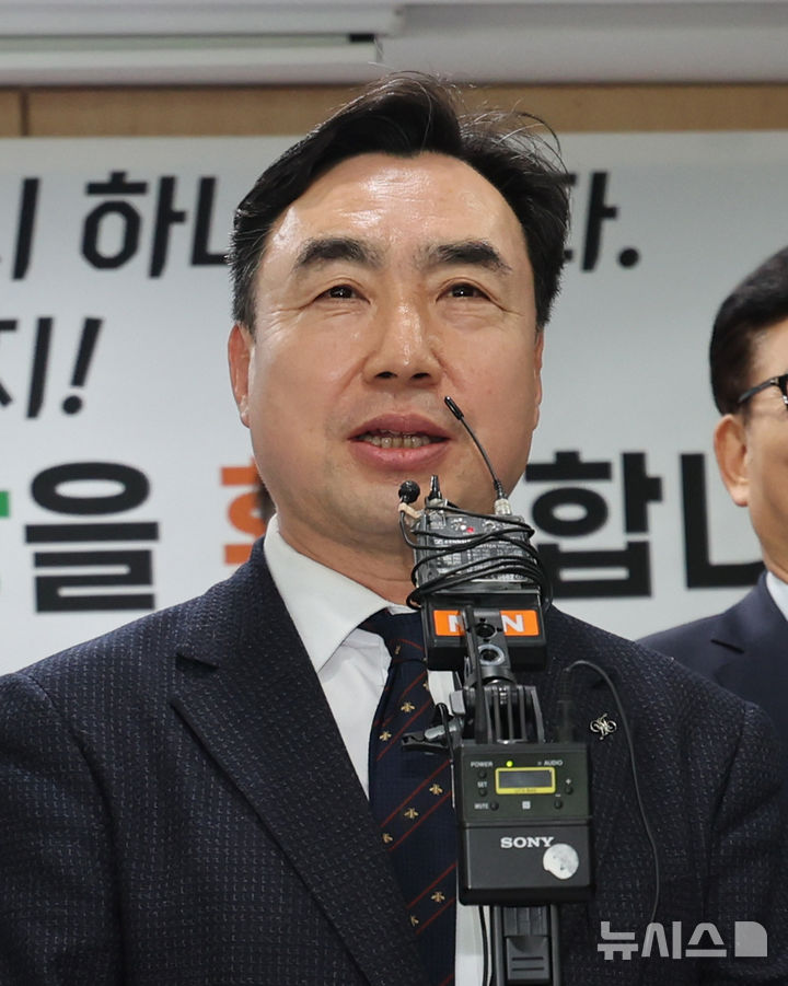 [인천=뉴시스] 전진환 기자 = 윤관석 전 더불어민주당 의원이 20일 인천 남동구 더불어민주당 인천시당을 찾아 복당 신청서를 제출 후 소감을 이야기하고 있다. 송영길 전 대표는 더불어민주당 전당대회 ‘돈봉투 살포’ 의혹 등으로 기소돼 항소심에서 무죄를 선고받았다. 2026.02.20. amin2@newsis.com