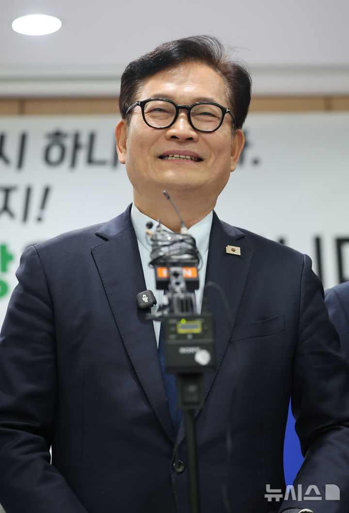 [인천=뉴시스] 전진환 기자 = 송영길 전 더불어민주당 대표가 20일 인천 남동구 더불어민주당 인천시당을 찾아 복당 신청서를 제출 후 소감을 이야기하고 있다. 송영길 전 대표는 더불어민주당 전당대회 ‘돈봉투 살포’ 의혹 등으로 기소돼 항소심에서 무죄를 선고받았다. 2026.02.20. amin2@newsis.com