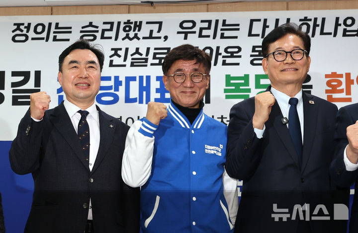 [인천=뉴시스] 전진환 기자 = 송영길(오른쪽) 전 더불어민주당 대표, 윤관석(왼쪽) 전 의원이 20일 인천 남동구 더불어민주당 인천시당을 찾아 고남석 시당위원장에게 복당 신청서를 제출 후 기념촬영을 하고 있다. 송영길 전 대표는 더불어민주당 전당대회 ‘돈봉투 살포’ 의혹 등으로 기소돼 항소심에서 무죄를 선고받았다. 2026.02.20. amin2@newsis.com