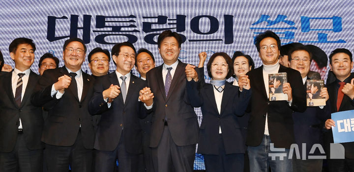 [수원=뉴시스] 김종택 기자 = 김용 전 민주연구원 부원장 등 참석자들이 20일 경기 수원시 경기아트센터에서 열린 자신의 저서 '대통령의 쓸모' 출판 기념회에서 기념촬영을 하고 있다. 2026.02.20. jtk@newsis.com