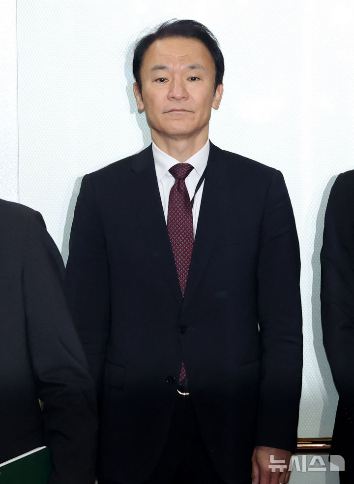 [서울=뉴시스] 추상철 기자 = '일본 외무대신의 외교연설중 독도 관련 언급'과 관련 초치된 마츠오 히로타카 주한 일본대사관 총괄공사가 20일 오후 서울 종로구 외교부 청사로 들어서고 있다. 2026.02.20. scchoo@newsis.com