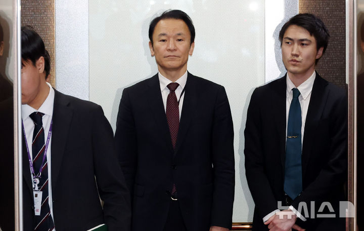 [서울=뉴시스] 추상철 기자 = '일본 외무대신의 외교연설중 독도 관련 언급'과 관련 초치된 마츠오 히로타카 주한 일본대사관 총괄공사가 20일 오후 서울 종로구 외교부 청사로 들어서고 있다. 2026.02.20. scchoo@newsis.com