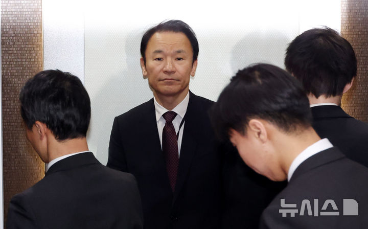 [서울=뉴시스] 추상철 기자 = '일본 외무대신의 외교연설중 독도 관련 언급'과 관련 초치된 마츠오 히로타카 주한 일본대사관 총괄공사가 20일 오후 서울 종로구 외교부 청사로 들어서고 있다. 2026.02.20. scchoo@newsis.com