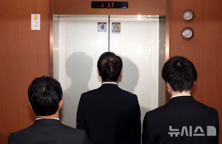 [서울=뉴시스] 추상철 기자 = '일본 외무대신의 외교연설중 독도 관련 언급'과 관련 초치된 마츠오 히로타카 주한 일본대사관 총괄공사가 20일 오후 서울 종로구 외교부 청사에서 엘리베이터를 기다리고 있다. 2026.02.20. scchoo@newsis.com