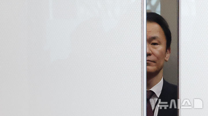 [서울=뉴시스] 추상철 기자 = '일본 외무대신의 외교연설중 독도 관련 언급'과 관련 초치된 마츠오 히로타카 주한 일본대사관 총괄공사가 20일 오후 서울 종로구 외교부 청사로 들어서고 있다. 2026.02.20. scchoo@newsis.com