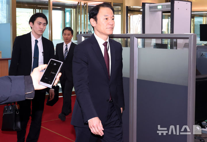 [서울=뉴시스] 추상철 기자 = '일본 외무대신의 외교연설중 독도 관련 언급'과 관련 초치된 마츠오 히로타카 주한 일본대사관 총괄공사가 20일 오후 서울 종로구 외교부 청사로 들어서고 있다. 2026.02.20. scchoo@newsis.com