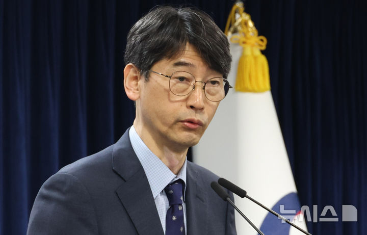 [서울=뉴시스] 추상철 기자 = 김경만 과학기술정보통신부 인공지능정책실장이 20일 오후 서울 종로구 정부서울청사에서 '독자 AI 파운데이션 모델 (독파모) 프로젝트' 선정 기업 발표를 하고 있다. 2026.02.20. scchoo@newsis.com