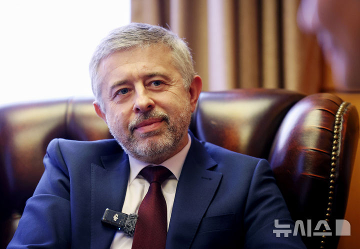 [서울=뉴시스] 김진아 기자 = 게오르기 지노비예프 주한 러시아 대사가 20일 서울 중구 정동 주한 러시아 대사관에서 뉴시스와 인터뷰를 하고 있다. 2026.02.20. bluesoda@newsis.com