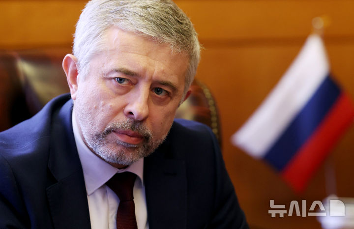 [서울=뉴시스] 김진아 기자 = 게오르기 지노비예프 주한 러시아 대사가 20일 서울 중구 정동 주한 러시아 대사관에서 뉴시스와 인터뷰를 하고 있다. 2026.02.20. bluesoda@newsis.com