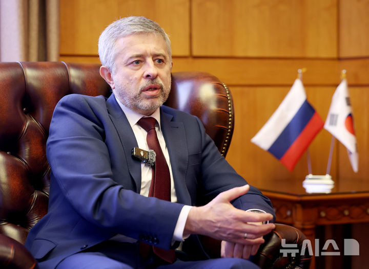 [서울=뉴시스] 김진아 기자 = 게오르기 지노비예프 주한 러시아 대사가 20일 서울 중구 정동 주한 러시아 대사관에서 뉴시스와 인터뷰를 하고 있다. 2026.02.20. bluesoda@newsis.com