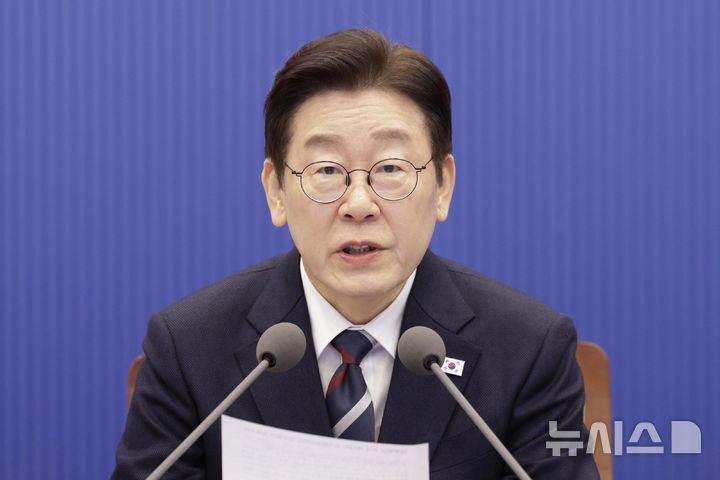 [서울=뉴시스] 최동준 기자 = 이재명 대통령이 19일 청와대에서 열린 수석보좌관회의에서 발언하고 있다. 2026.02.19. photocdj@newsis.com