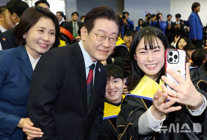 [대전=뉴시스] 최동준 기자 = 이재명 대통령과 김혜경 여사가 20일 대전 유성구 카이스트(KAIST)에서 열린 학위수여식에서 졸업생들과 기념 사진을 찍고 있다. (청와대통신사진기자단) 2026.02.20. photocdj@newsis.com