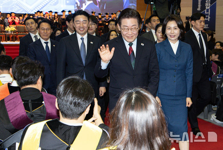 [대전=뉴시스] 최동준 기자 = 이재명 대통령과 김혜경 여사가 20일 대전 유성구 카이스트(KAIST)에서 열린 학위수여식에 참석한 뒤 이동하며 졸업생들과 인사하고 있다. (청와대통신사진기자단) 2026.02.20. photocdj@newsis.com