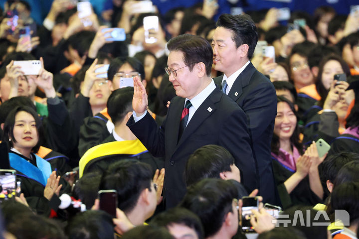 [대전=뉴시스] 최동준 기자 = 이재명 대통령이 20일 대전 유성구 카이스트(KAIST)에서 열린 학위수여식에 입장하고 있다. (청와대통신사진기자단) 2026.02.20. photocdj@newsis.com